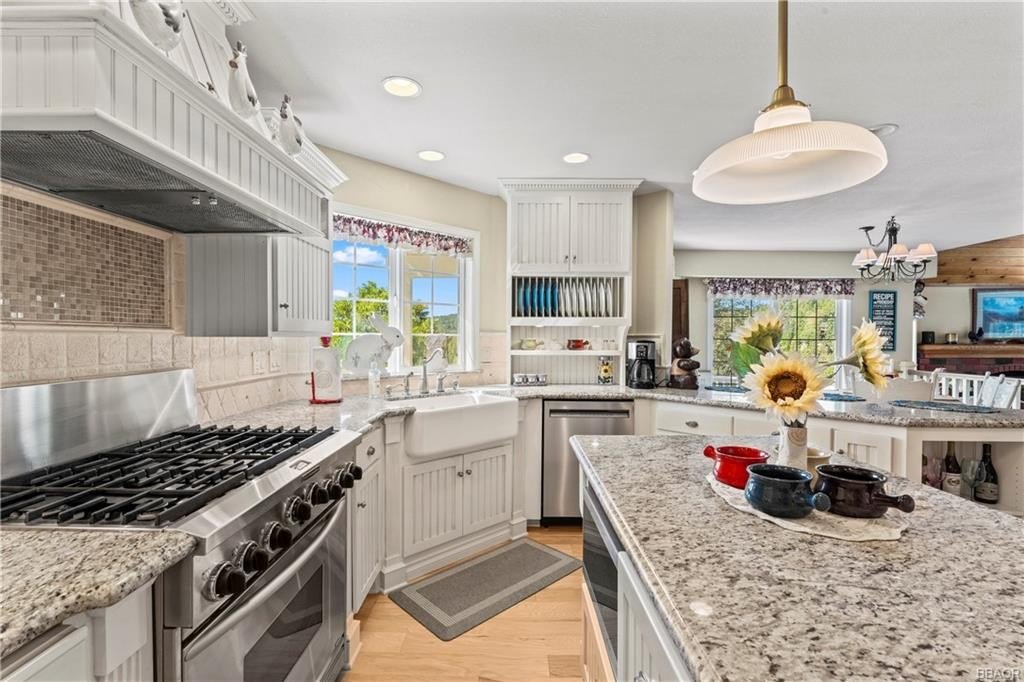Lake Arrowhead, California, 92352, United States, 3 Bedrooms Bedrooms, ,3 BathroomsBathrooms,Residential,Forsale,1908061