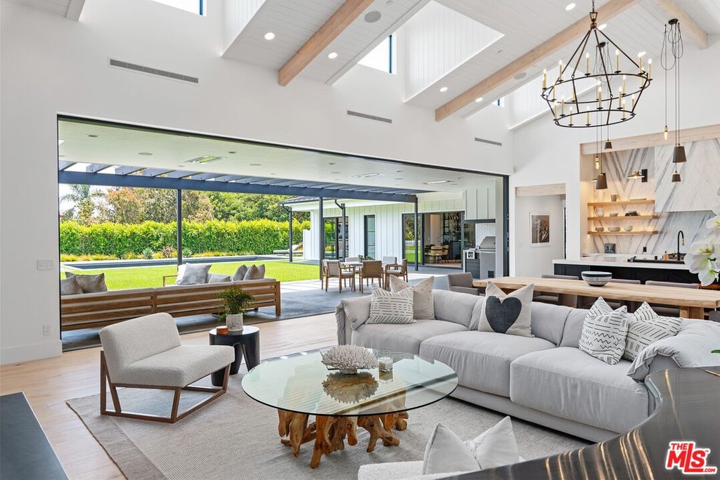 Malibu, California, 90265, United States, 4 Bedrooms Bedrooms, ,4.5 BathroomsBathrooms,Residential,Forsale,1946208