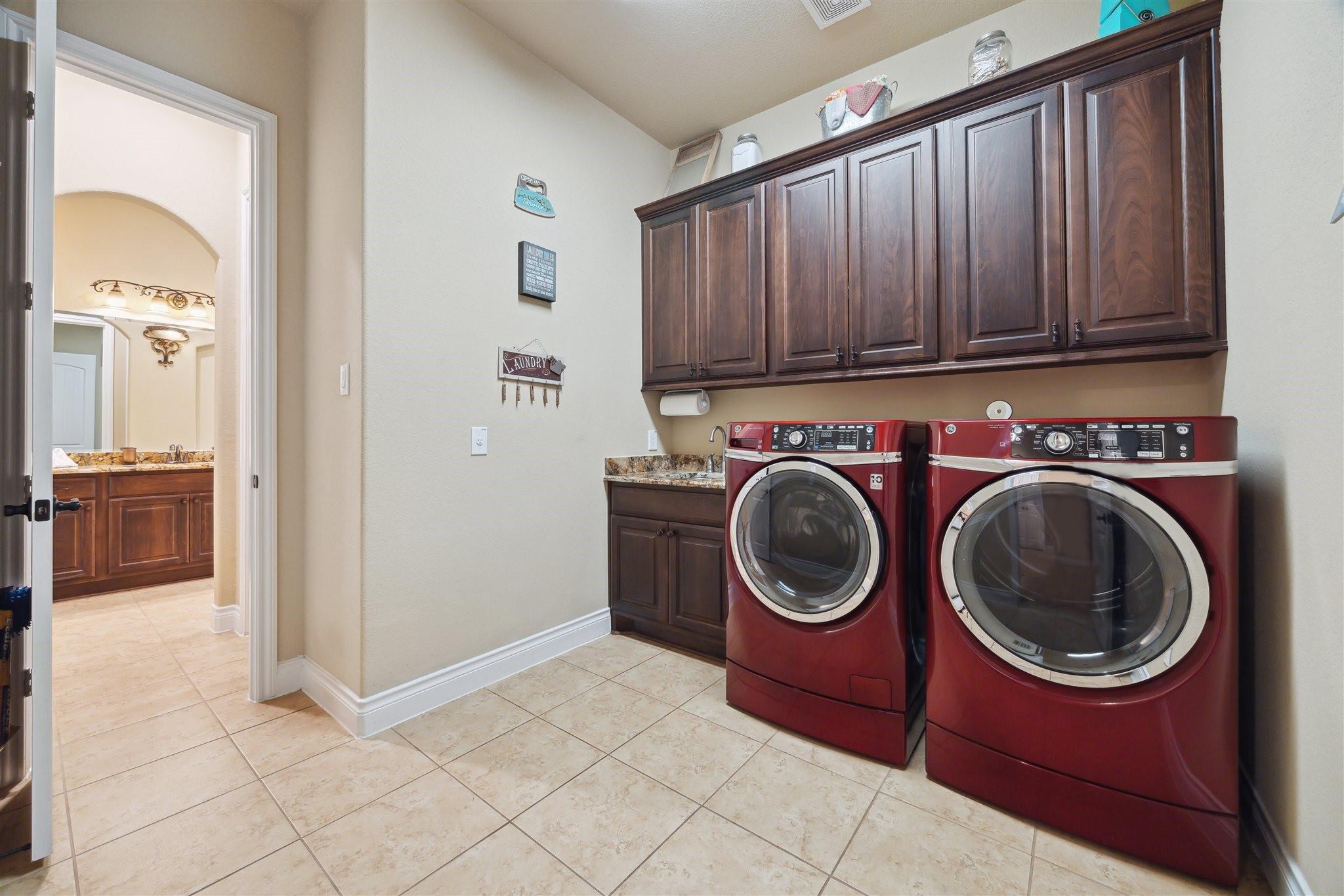 Montgomery, Texas, 77316, United States, 5 Bedrooms Bedrooms, ,4 BathroomsBathrooms,Residential,Forsale,1953089