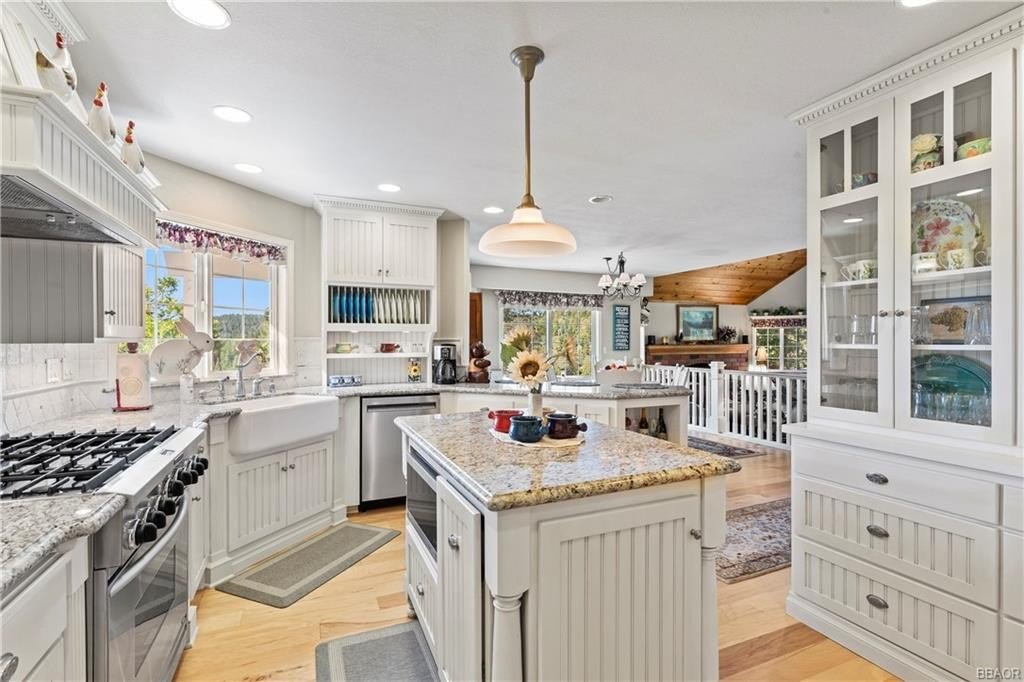 Lake Arrowhead, California, 92352, United States, 3 Bedrooms Bedrooms, ,3 BathroomsBathrooms,Residential,Forsale,1908061