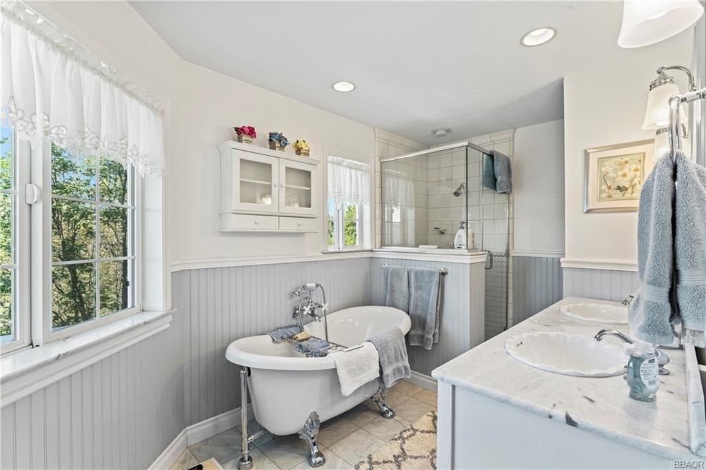 Lake Arrowhead, California, 92352, United States, 3 Bedrooms Bedrooms, ,3 BathroomsBathrooms,Residential,Forsale,1908061