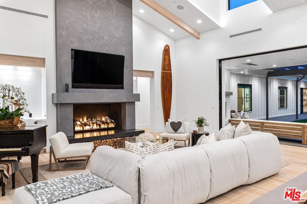 Malibu, California, 90265, United States, 4 Bedrooms Bedrooms, ,4.5 BathroomsBathrooms,Residential,Forsale,1946208