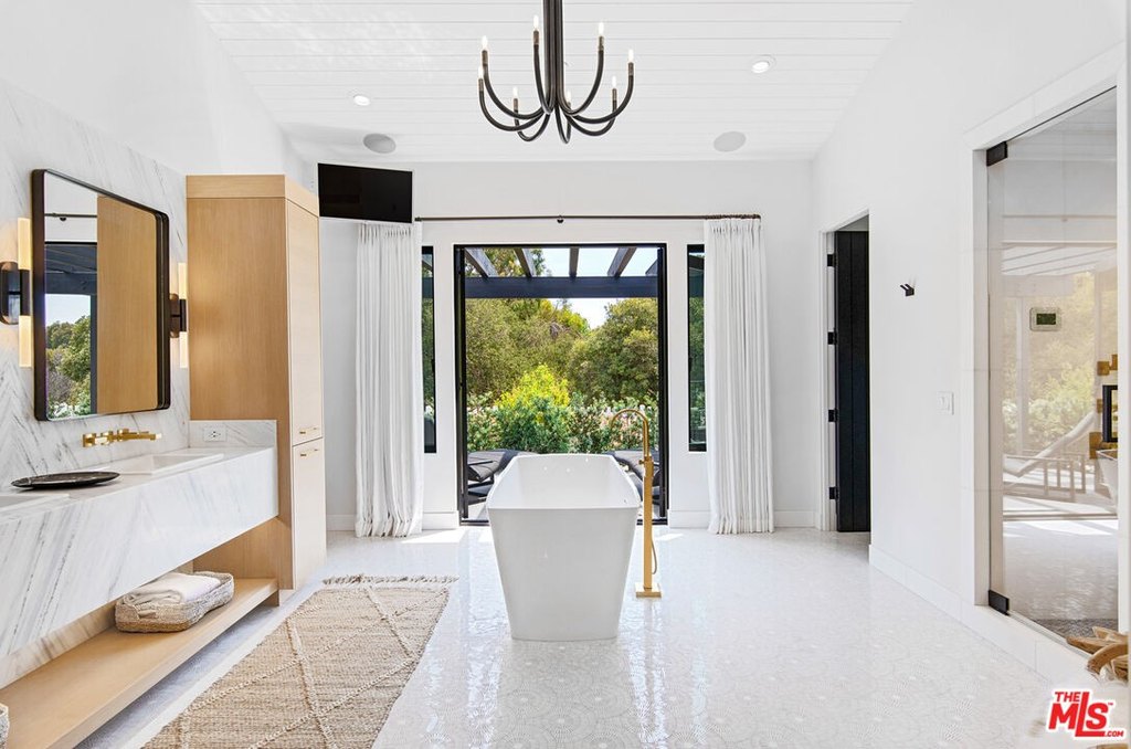 Malibu, California, 90265, United States, 4 Bedrooms Bedrooms, ,4.5 BathroomsBathrooms,Residential,Forsale,1946208