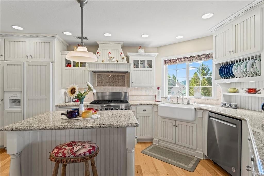 Lake Arrowhead, California, 92352, United States, 3 Bedrooms Bedrooms, ,3 BathroomsBathrooms,Residential,Forsale,1908061