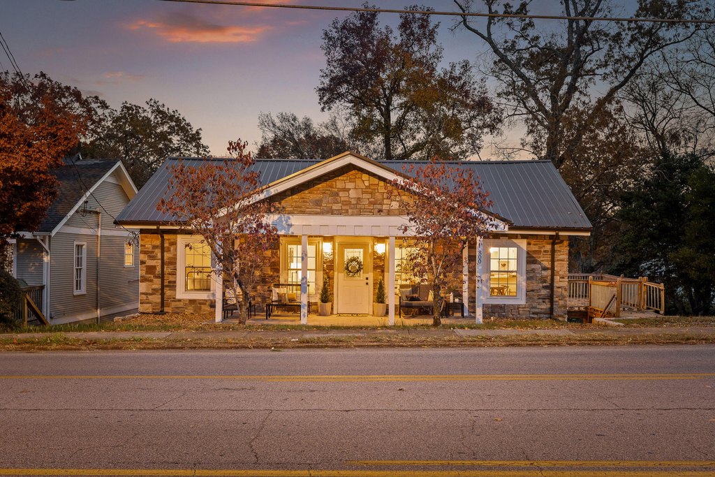 Chattanooga, Tennessee, 37405, United States, 4 Bedrooms Bedrooms, ,4 BathroomsBathrooms,Residential,Forsale,1922162