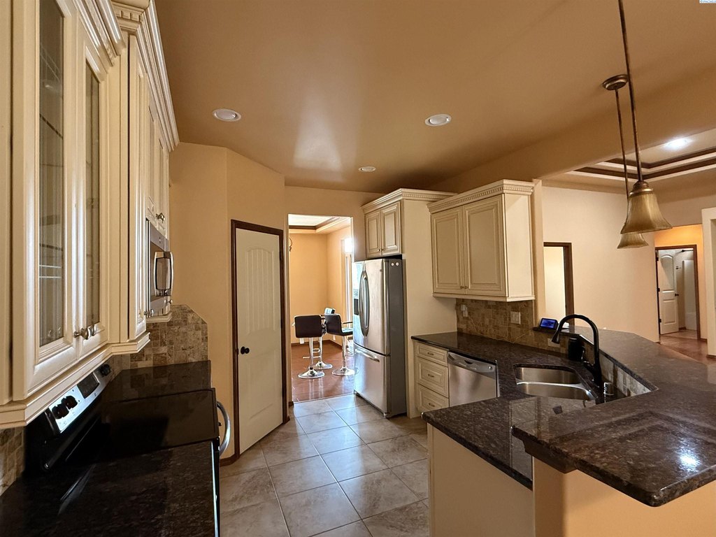 Richland, Washington, 99352, United States, 4 Bedrooms Bedrooms, ,3 BathroomsBathrooms,Residential,Forsale,1922433
