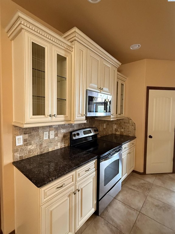 Richland, Washington, 99352, United States, 4 Bedrooms Bedrooms, ,3 BathroomsBathrooms,Residential,Forsale,1922433