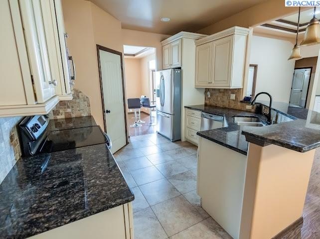 Richland, Washington, 99352, United States, 4 Bedrooms Bedrooms, ,3 BathroomsBathrooms,Residential,Forsale,1922433