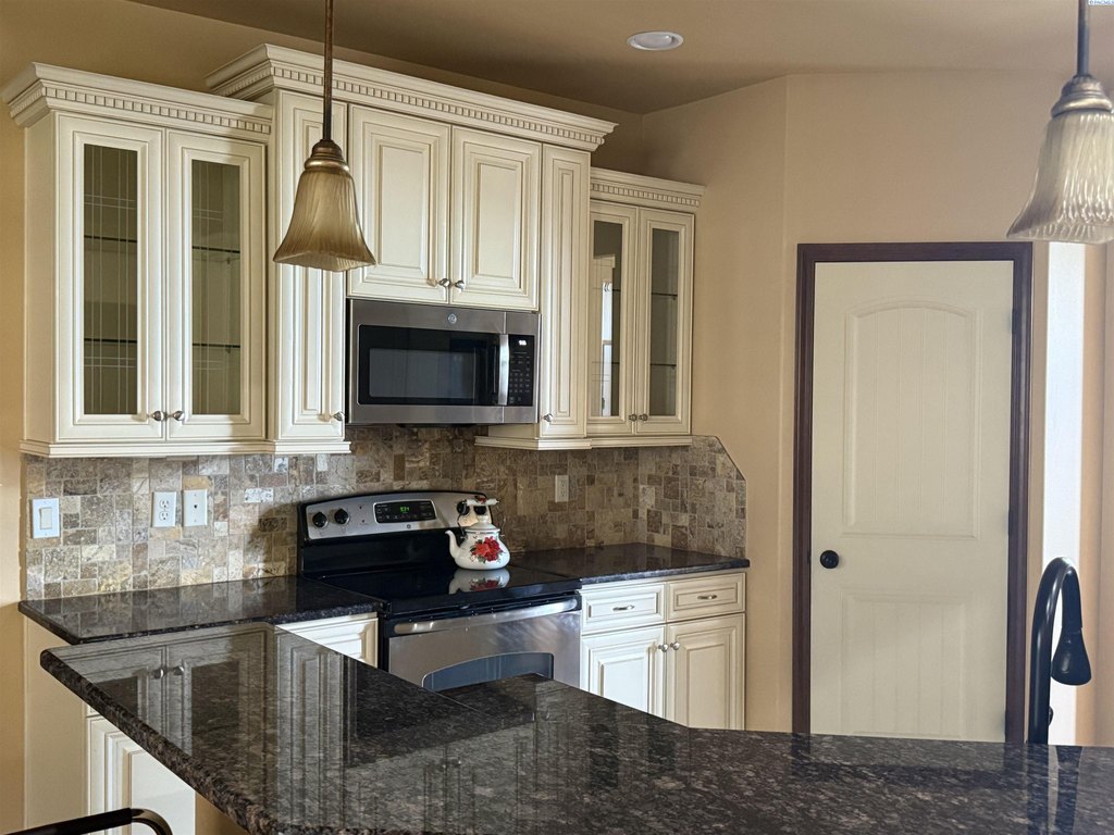 Richland, Washington, 99352, United States, 4 Bedrooms Bedrooms, ,3 BathroomsBathrooms,Residential,Forsale,1922433