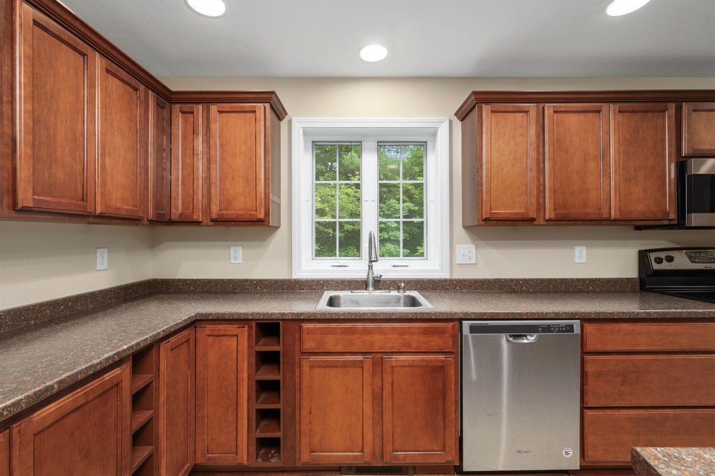Laconia, New Hampshire, 03246, United States, 3 Bedrooms Bedrooms, ,2.5 BathroomsBathrooms,Residential,Forsale,1909954