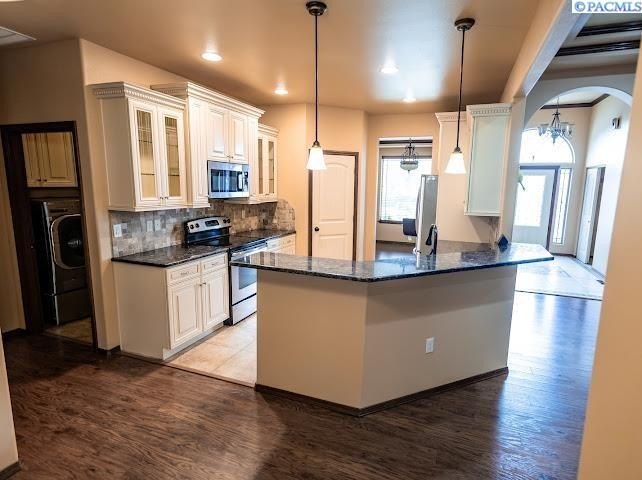 Richland, Washington, 99352, United States, 4 Bedrooms Bedrooms, ,3 BathroomsBathrooms,Residential,Forsale,1922433