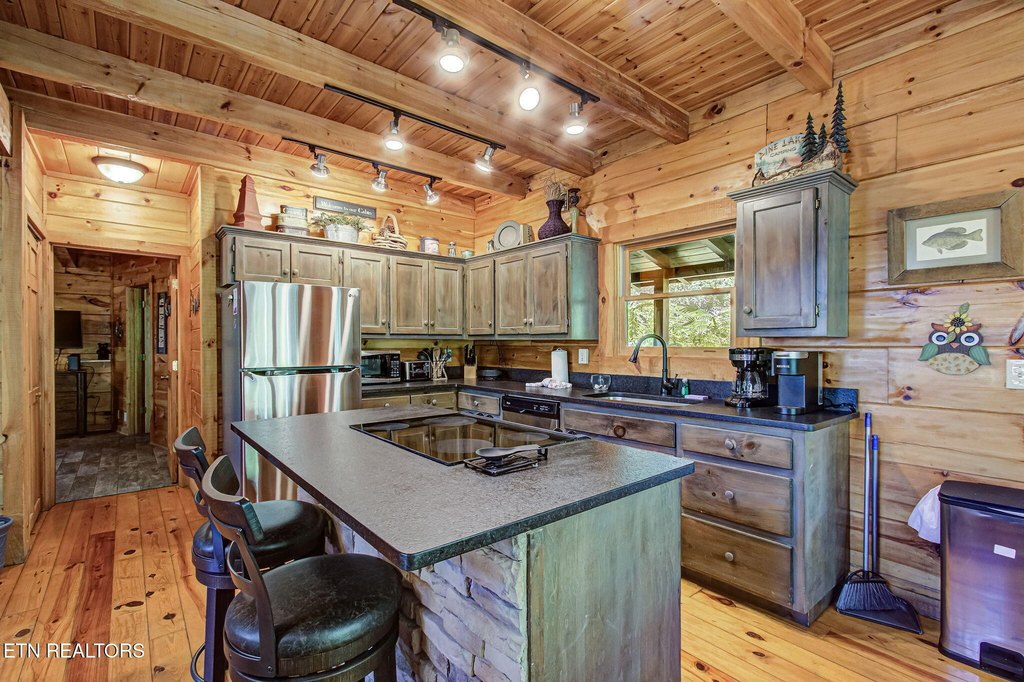 Pigeon Forge, Tennessee, 37863, United States, 2 Bedrooms Bedrooms, ,2 BathroomsBathrooms,Residential,Forsale,1910239