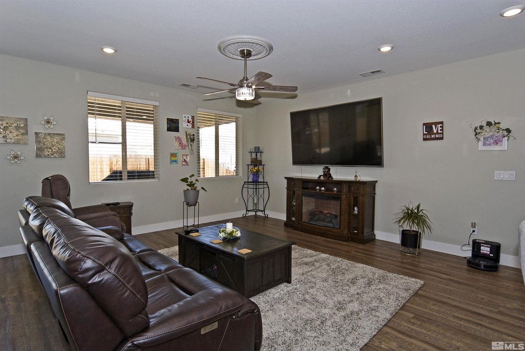 Sparks, Nevada, 89441, United States, 4 Bedrooms Bedrooms, ,3.5 BathroomsBathrooms,Residential,Forsale,1910309