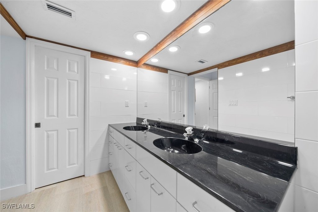 Sanibel, Florida, 33957, United States, 3 Bedrooms Bedrooms, ,2 BathroomsBathrooms,Residential,Forsale,1886340