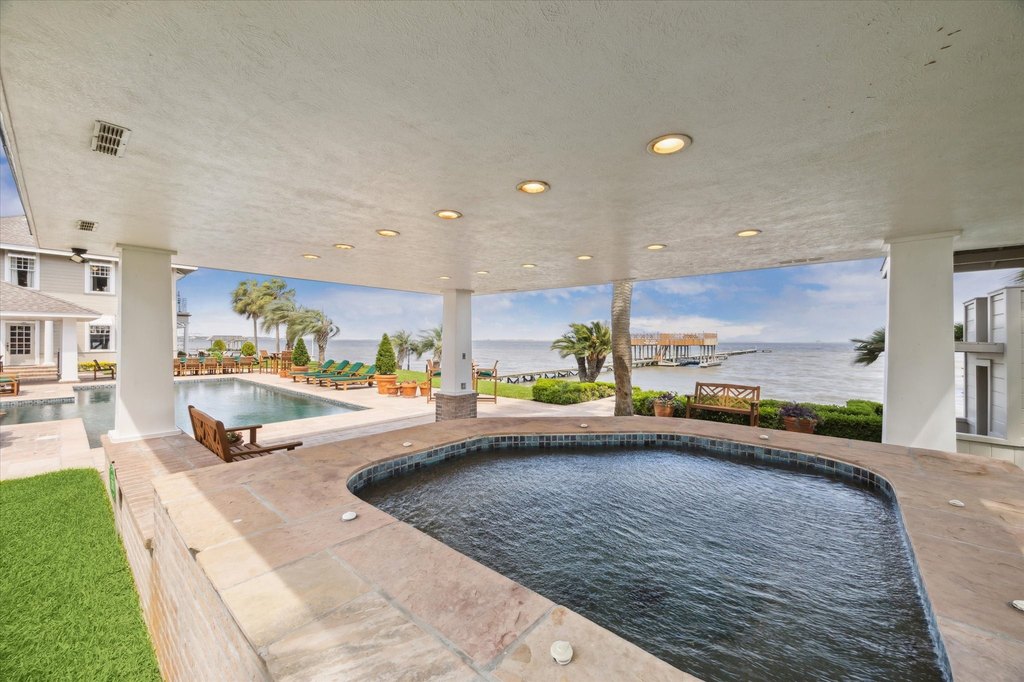 La Porte, Texas, 77571, United States, 5 Bedrooms Bedrooms, ,5.5 BathroomsBathrooms,Residential,Forsale,1954149