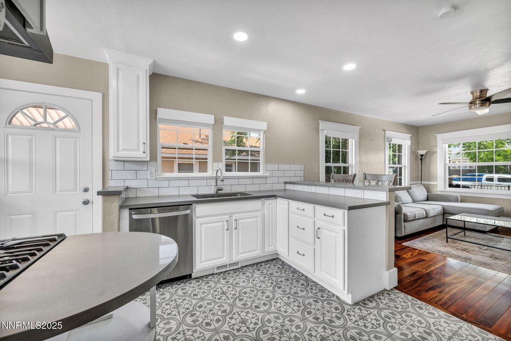 Reno, Nevada, 89503, United States, 2 Bedrooms Bedrooms, ,1 BathroomBathrooms,Residential,Forsale,1993740