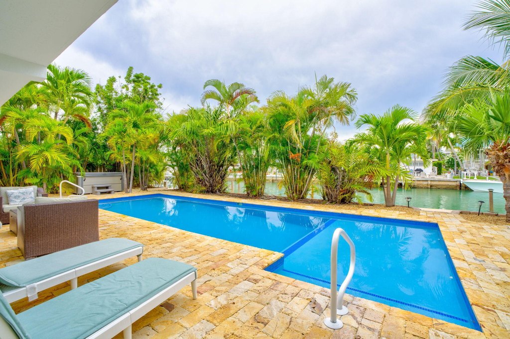 Key Colony, Florida, 33051, United States, 6 Bedrooms Bedrooms, ,4 BathroomsBathrooms,Residential,Forsale,2004351