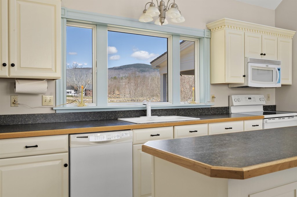 Sandwich, New Hampshire, 03227, United States, 3 Bedrooms Bedrooms, ,3.5 BathroomsBathrooms,Residential,Forsale,1941241