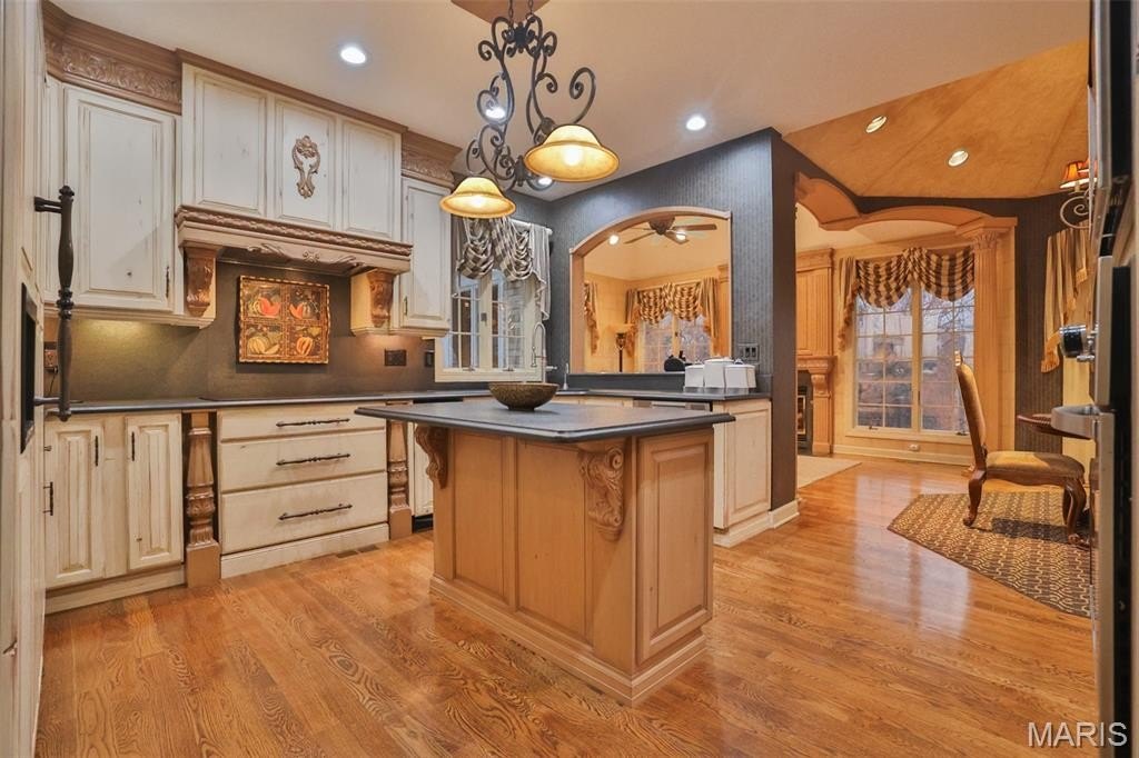 Edwardsville, Illinois, 62025, United States, 3 Bedrooms Bedrooms, ,4.5 BathroomsBathrooms,Residential,Forsale,1944129
