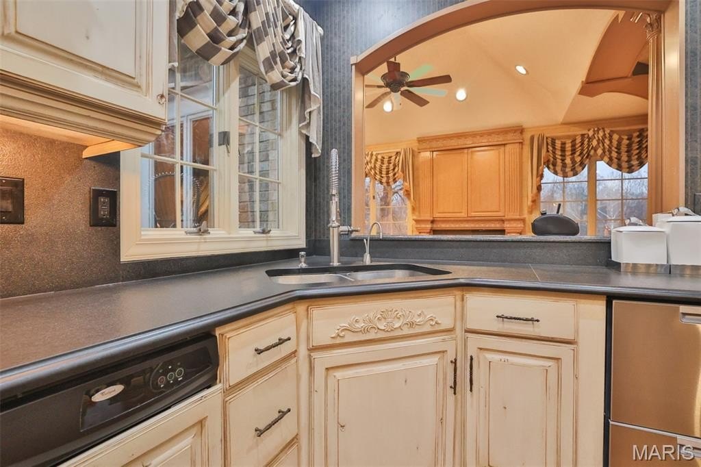 Edwardsville, Illinois, 62025, United States, 3 Bedrooms Bedrooms, ,4.5 BathroomsBathrooms,Residential,Forsale,1944129