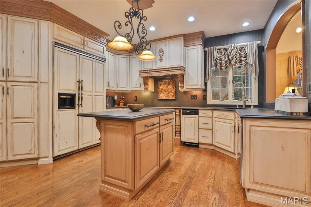 Edwardsville, Illinois, 62025, United States, 3 Bedrooms Bedrooms, ,4.5 BathroomsBathrooms,Residential,Forsale,1944129