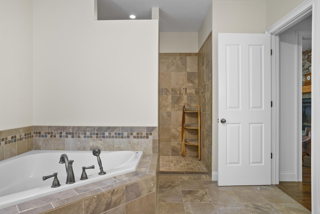 Wolfeboro, New Hampshire, 03894, United States, 4 Bedrooms Bedrooms, ,4.5 BathroomsBathrooms,Residential,Forsale,2004079