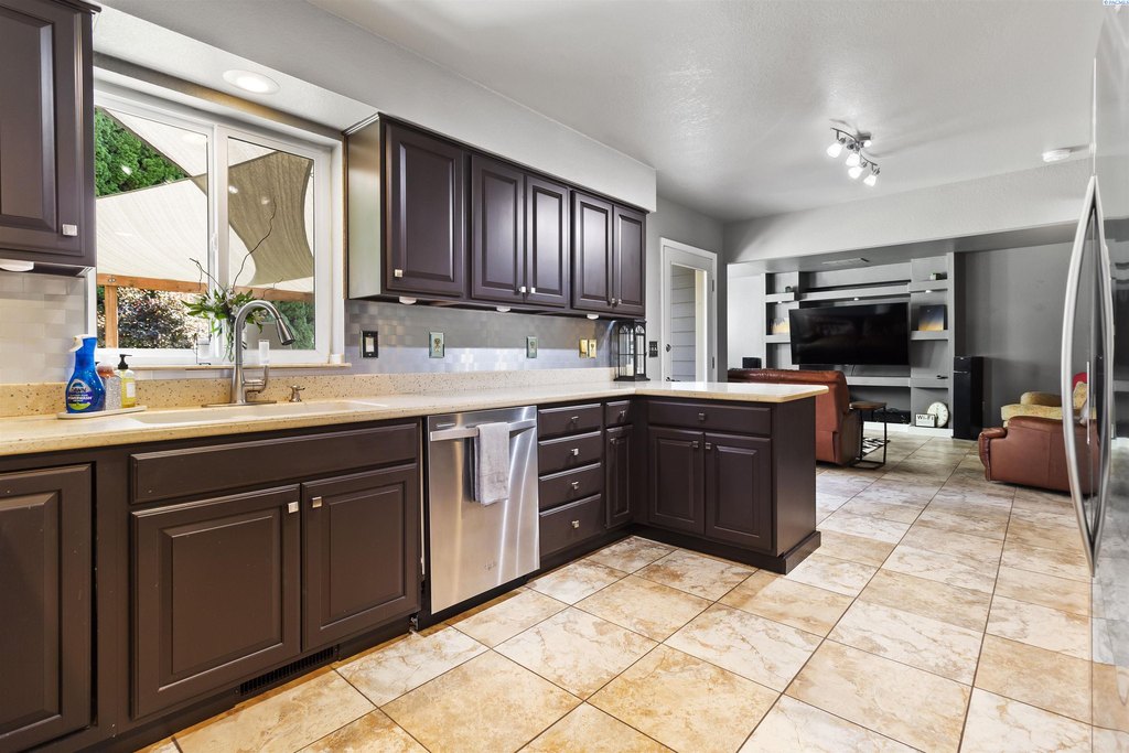 Richland, Washington, 99352, United States, 5 Bedrooms Bedrooms, ,3.5 BathroomsBathrooms,Residential,Forsale,1922430