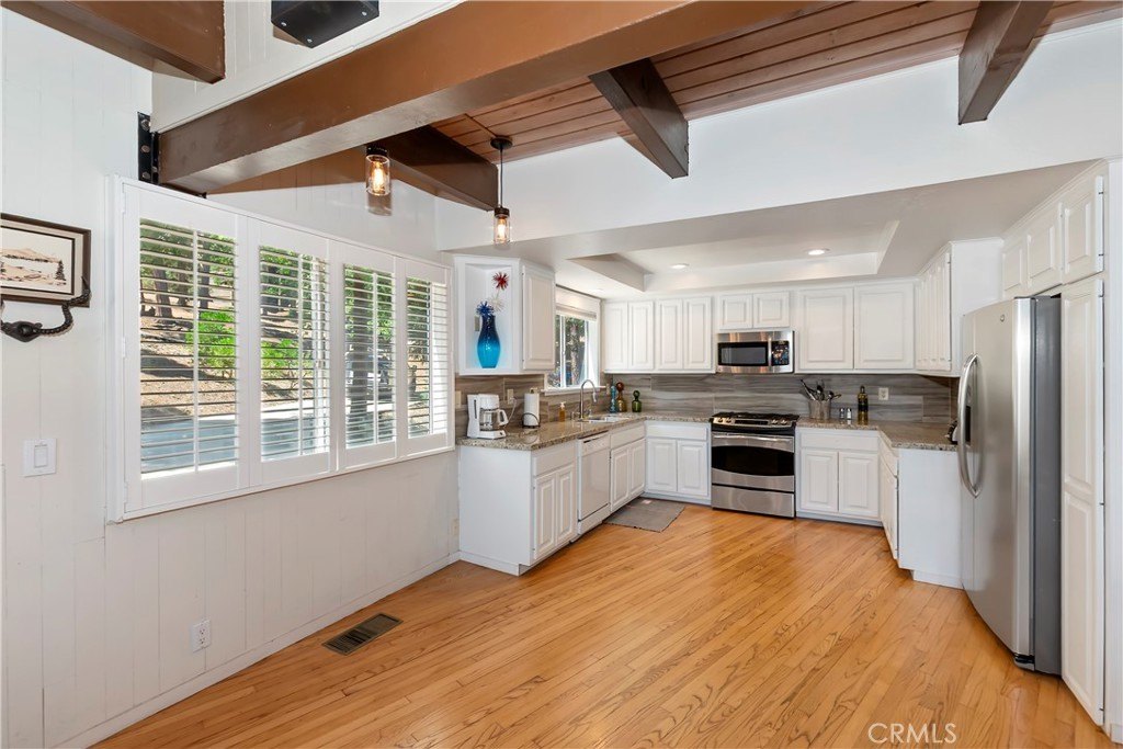 Lake Arrowhead, California, 92352, United States, 4 Bedrooms Bedrooms, ,3 BathroomsBathrooms,Residential,Forsale,1934032