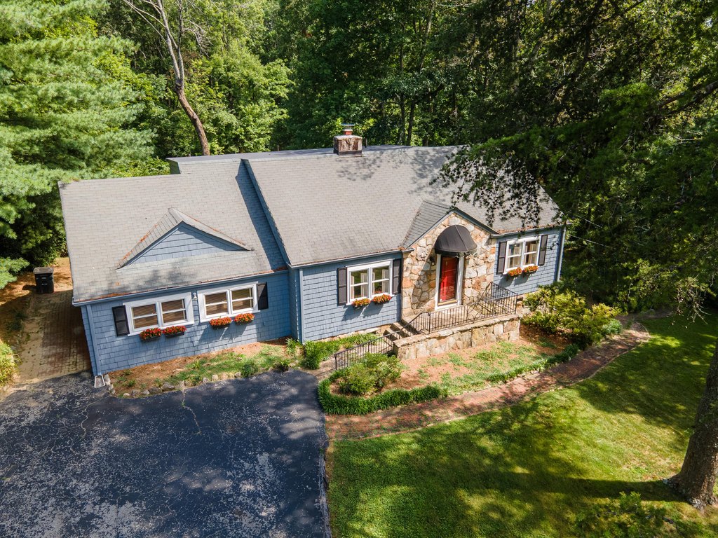Lookout Mountain, Georgia, 30750, United States, 4 Bedrooms Bedrooms, ,2 BathroomsBathrooms,Residential,Forsale,1922174