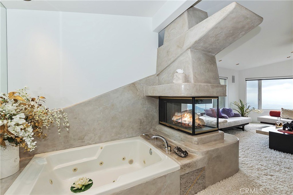 Lake Arrowhead, California, 92385, United States, 2 Bedrooms Bedrooms, ,2.5 BathroomsBathrooms,Residential,Forsale,1908063