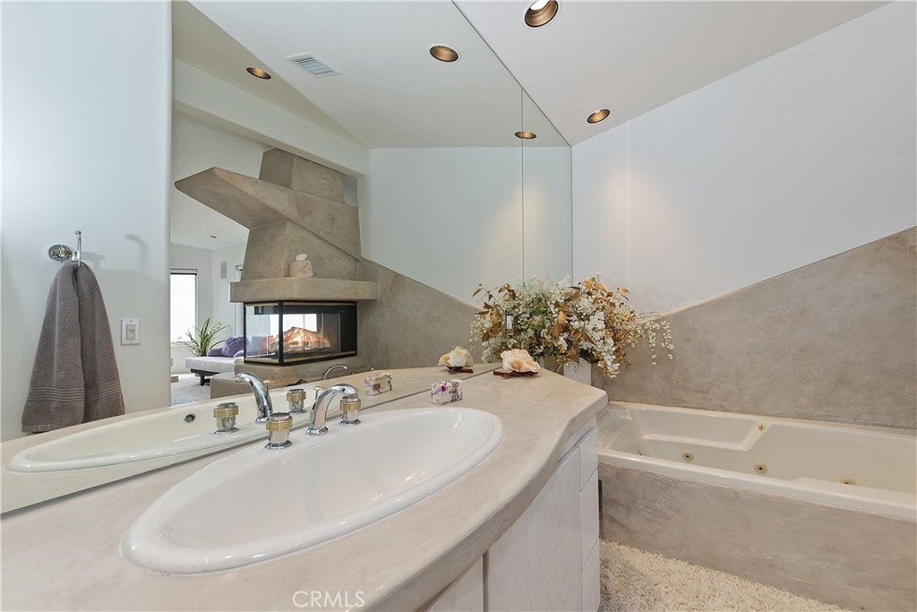 Lake Arrowhead, California, 92385, United States, 2 Bedrooms Bedrooms, ,2.5 BathroomsBathrooms,Residential,Forsale,1908063