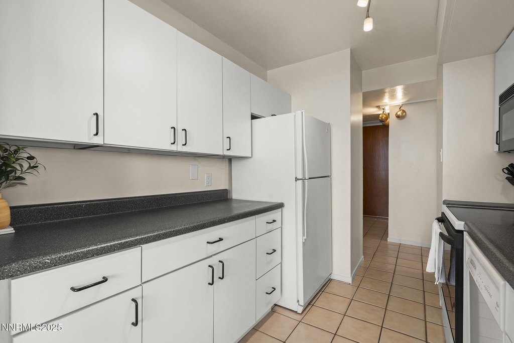 Reno, Nevada, 89501, United States, 2 Bedrooms Bedrooms, ,2 BathroomsBathrooms,Residential,Forsale,1910320