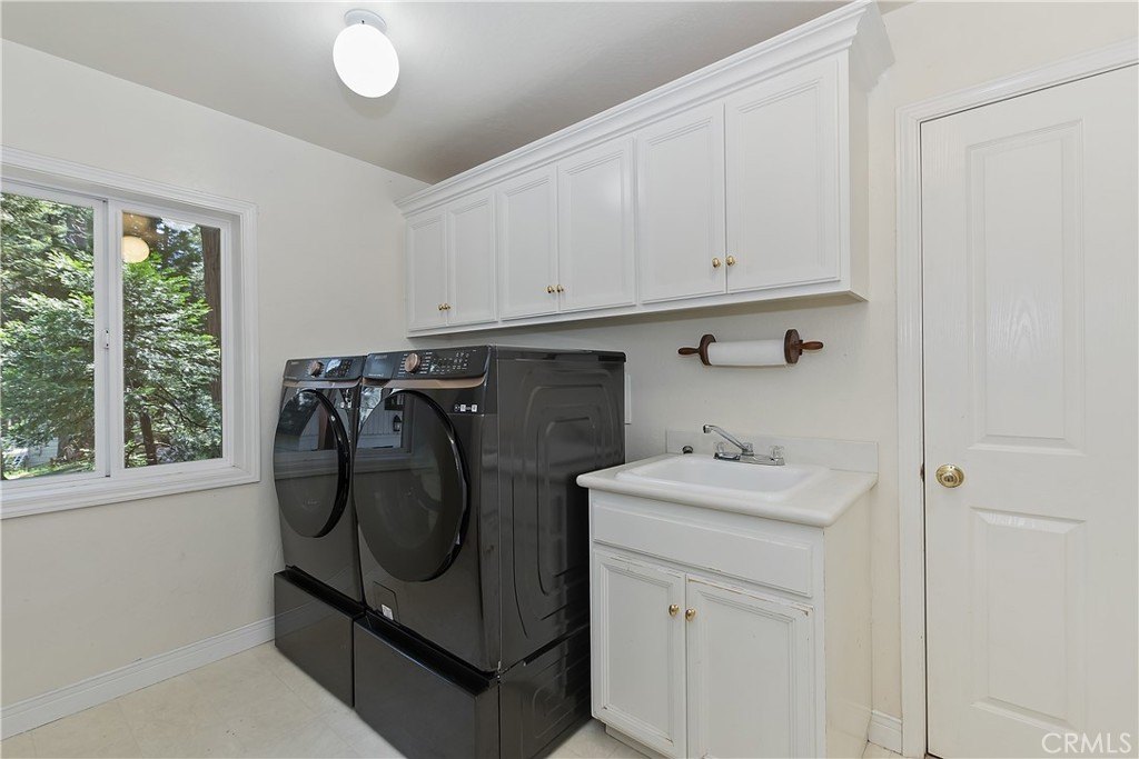 Lake Arrowhead, California, 92352, United States, 3 Bedrooms Bedrooms, ,2 BathroomsBathrooms,Residential,Forsale,1934028