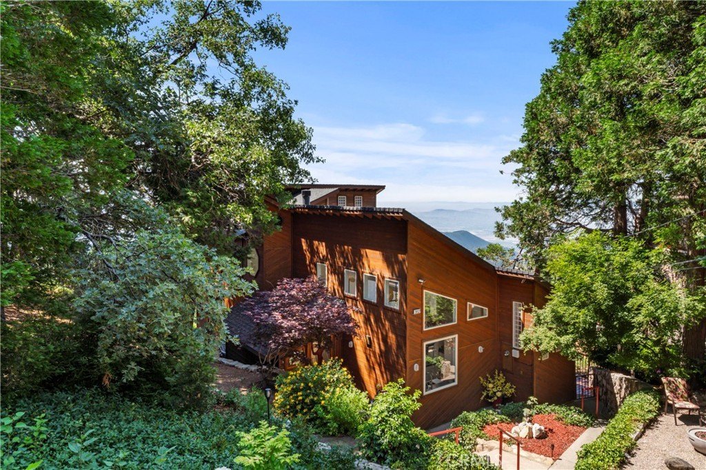 Lake Arrowhead, California, 92385, United States, 2 Bedrooms Bedrooms, ,2.5 BathroomsBathrooms,Residential,Forsale,1908063