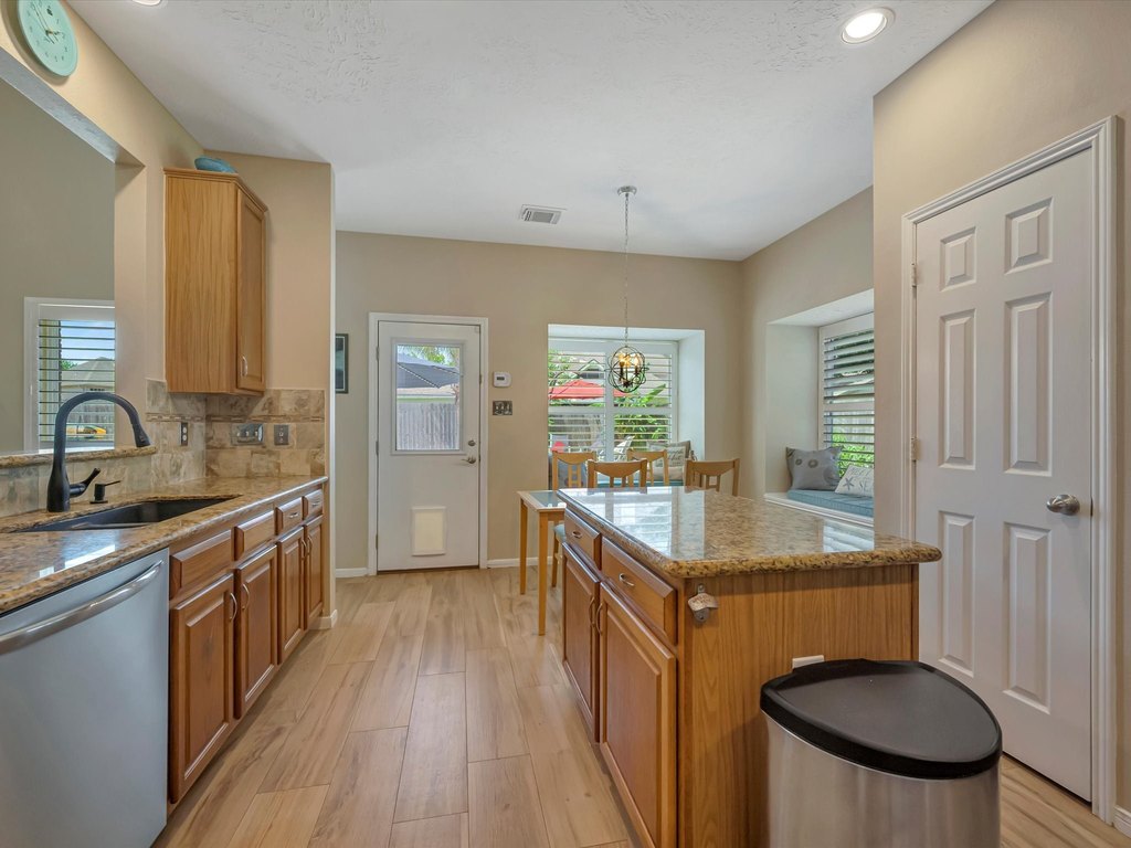 Houston, Texas, 77059, United States, 5 Bedrooms Bedrooms, ,3 BathroomsBathrooms,Residential,Forsale,1889154