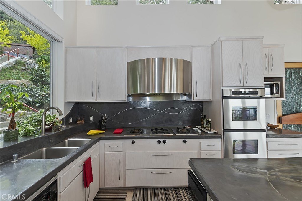Lake Arrowhead, California, 92385, United States, 2 Bedrooms Bedrooms, ,2.5 BathroomsBathrooms,Residential,Forsale,1908063