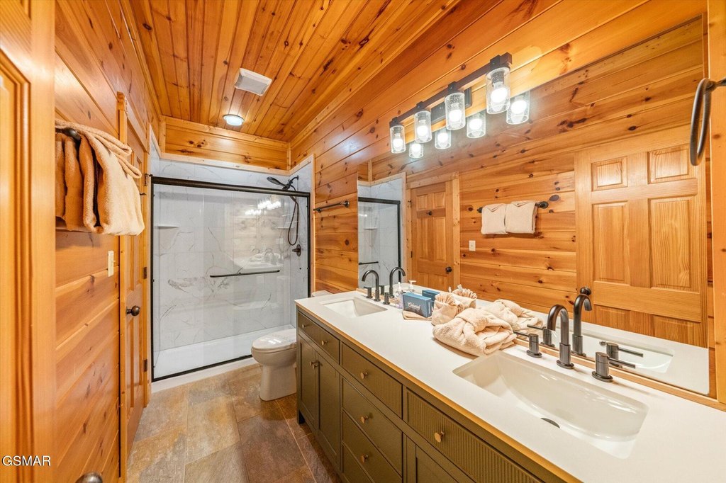 Gatlinburg, Tennessee, 37738, United States, 2 Bedrooms Bedrooms, ,2 BathroomsBathrooms,Residential,Forsale,1910221