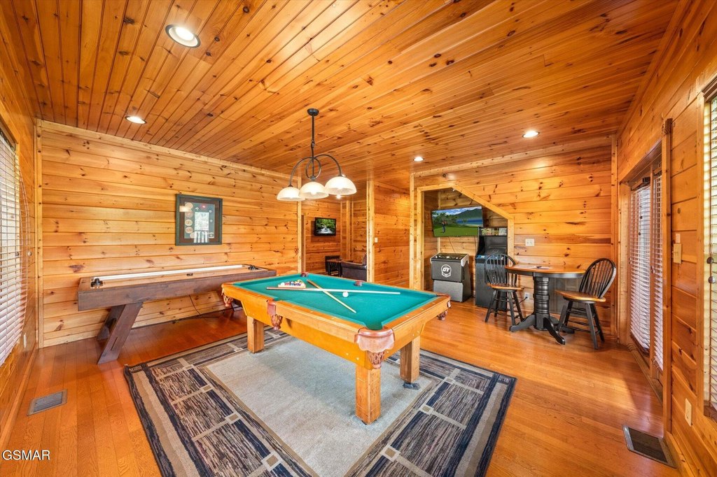 Gatlinburg, Tennessee, 37738, United States, 2 Bedrooms Bedrooms, ,2 BathroomsBathrooms,Residential,Forsale,1910221