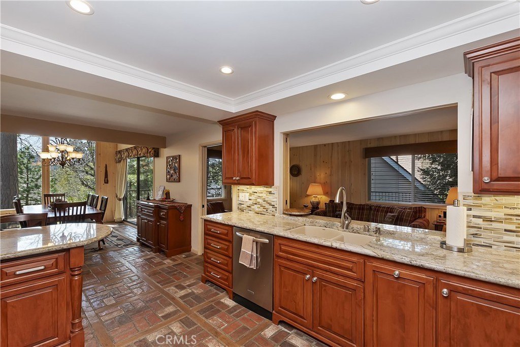 Lake Arrowhead, California, 92352, United States, 4 Bedrooms Bedrooms, ,4 BathroomsBathrooms,Residential,Forsale,1953297