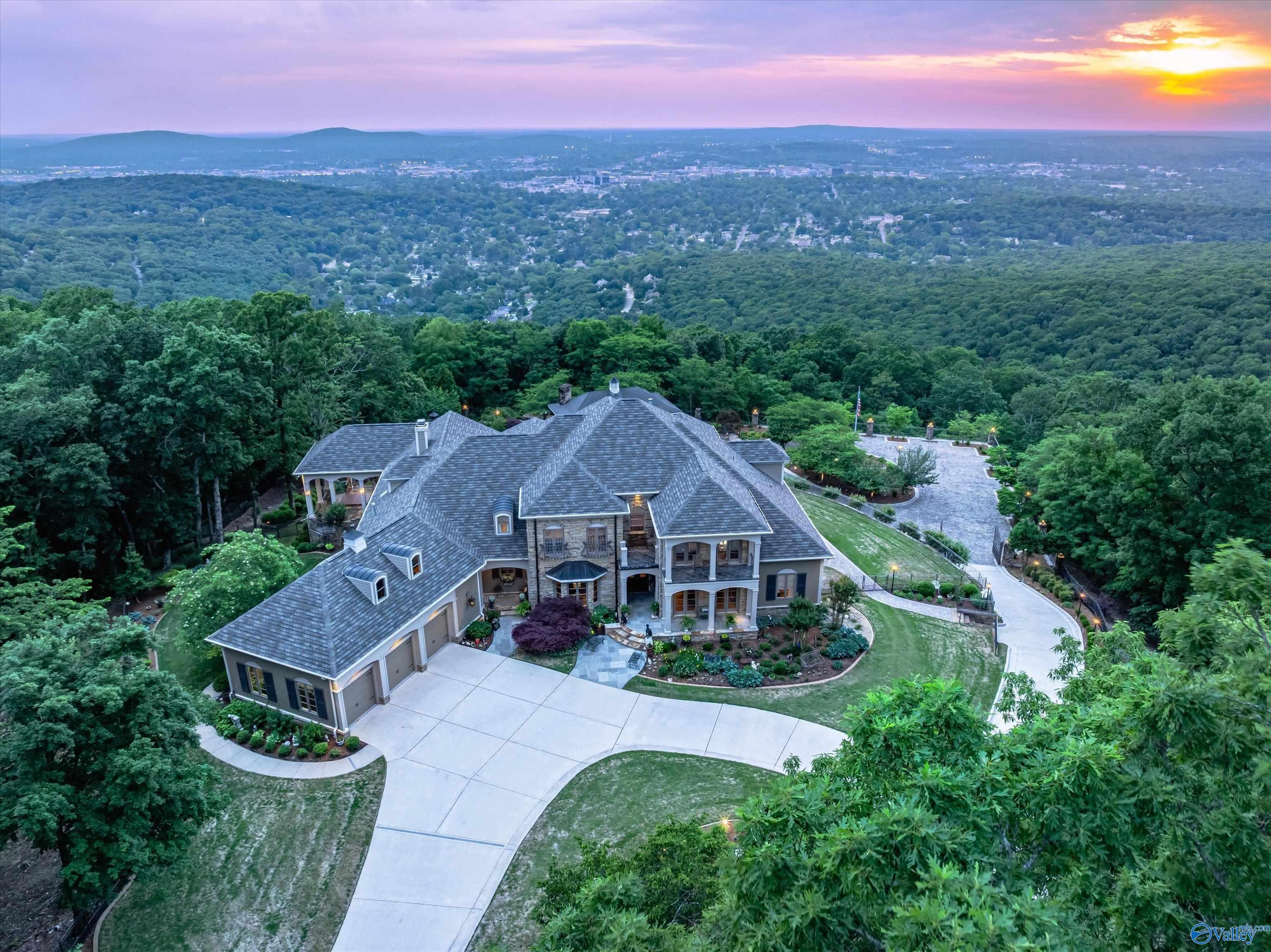 Huntsville, Alabama, 35801, United States, 6 Bedrooms Bedrooms, ,6.5 BathroomsBathrooms,Residential,Forsale,1997969