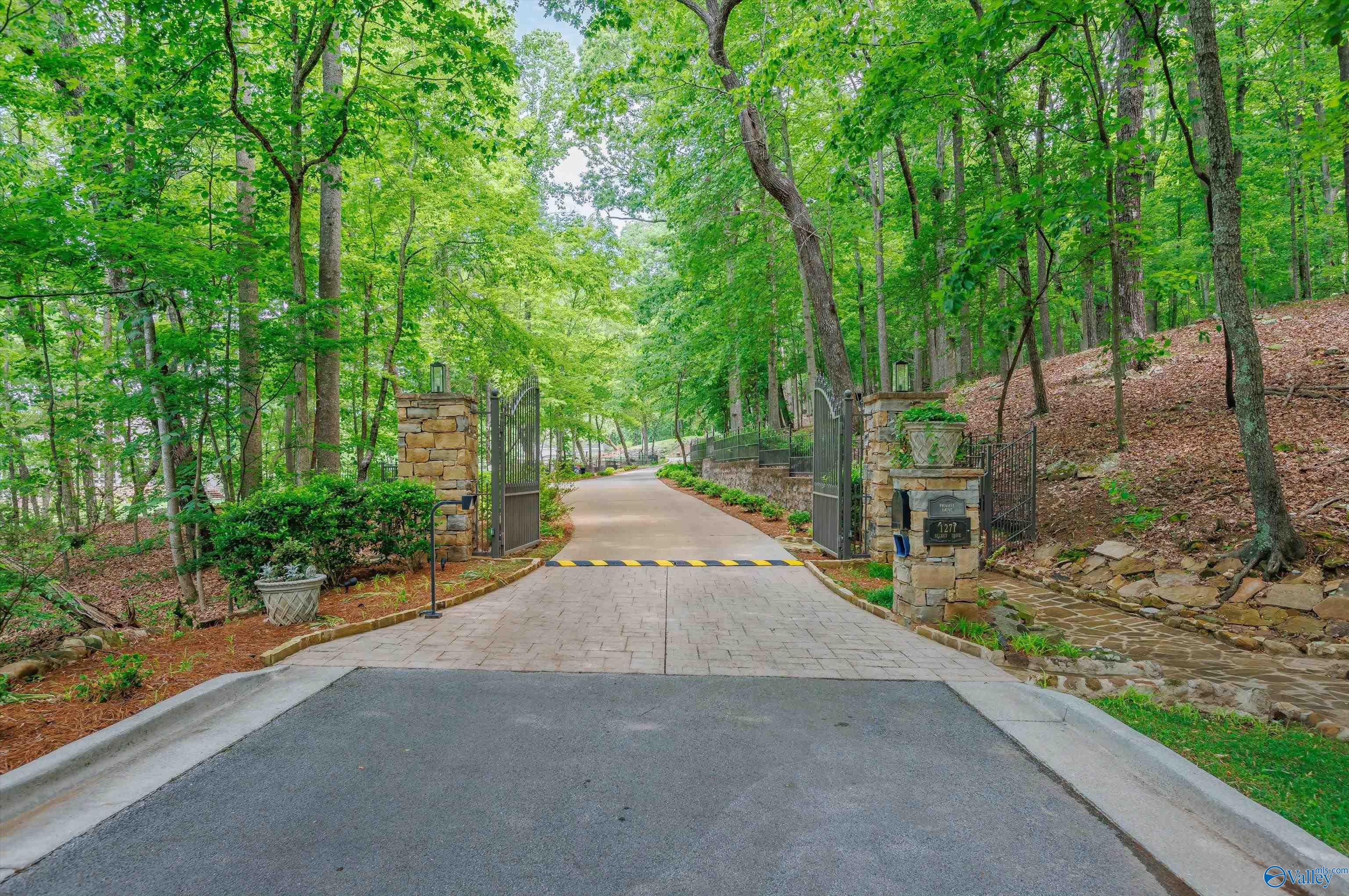 Huntsville, Alabama, 35801, United States, 6 Bedrooms Bedrooms, ,6.5 BathroomsBathrooms,Residential,Forsale,1997969