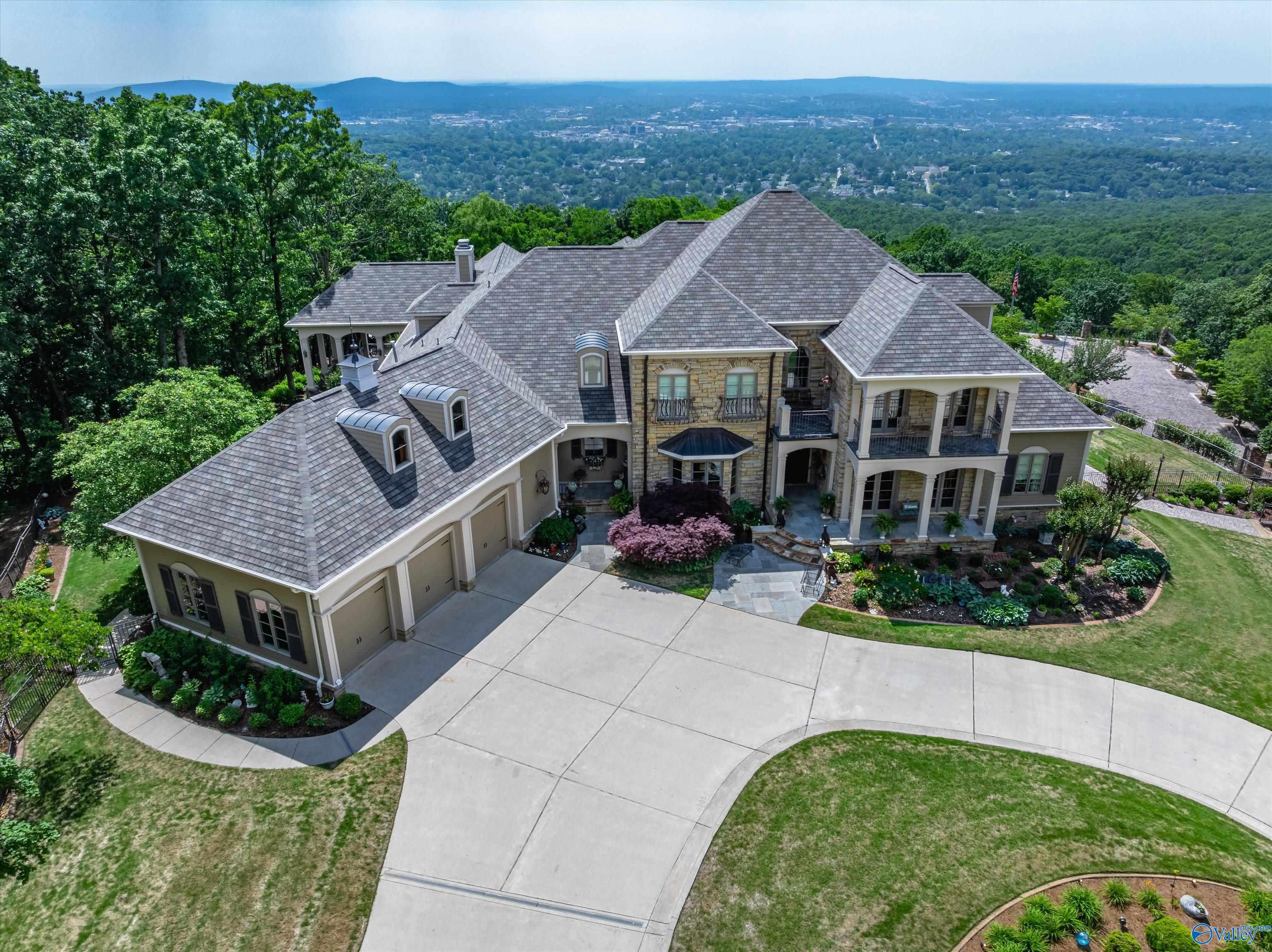 Huntsville, Alabama, 35801, United States, 6 Bedrooms Bedrooms, ,6.5 BathroomsBathrooms,Residential,Forsale,1997969