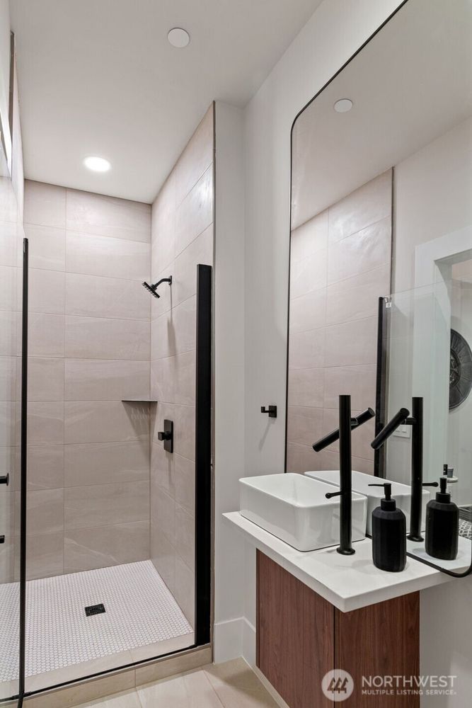 Bellevue, Washington, 98005, United States, 5 Bedrooms Bedrooms, ,4 BathroomsBathrooms,Residential,Forsale,1968161