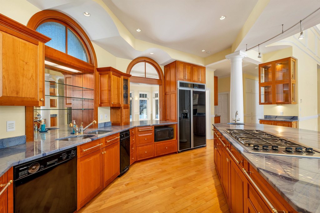 Alton, New Hampshire, 03809, United States, 7 Bedrooms Bedrooms, ,6.5 BathroomsBathrooms,Residential,Forsale,2004715