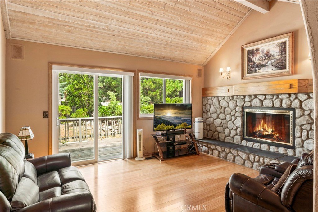 Lake Arrowhead, California, 92352, United States, 3 Bedrooms Bedrooms, ,2 BathroomsBathrooms,Residential,Forsale,1934030