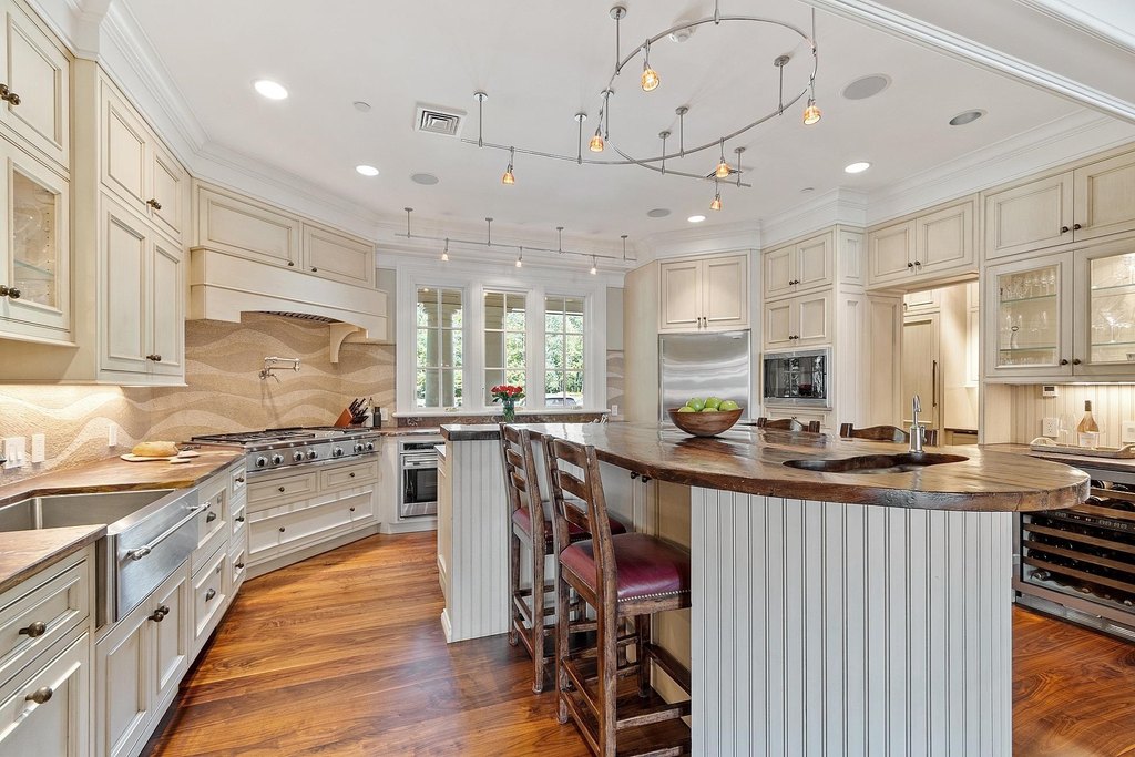 Meredith, New Hampshire, 03253, United States, 7 Bedrooms Bedrooms, ,6.5 BathroomsBathrooms,Residential,Forsale,1941223