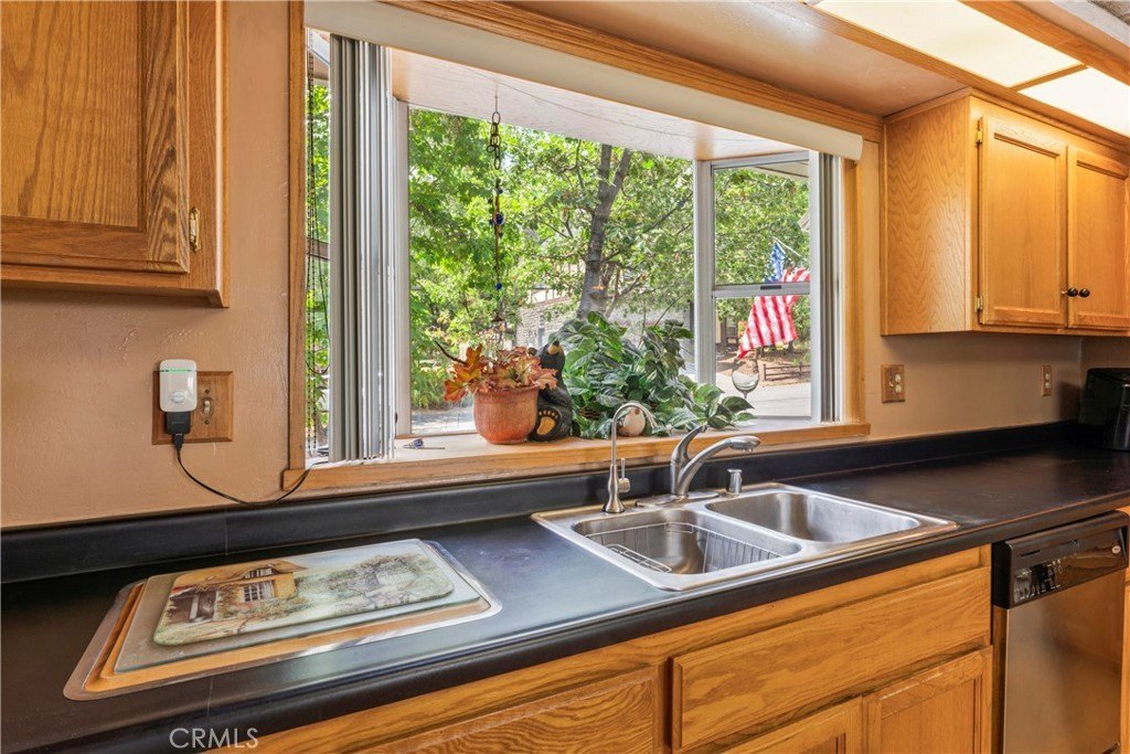 Lake Arrowhead, California, 92352, United States, 3 Bedrooms Bedrooms, ,2 BathroomsBathrooms,Residential,Forsale,1934030