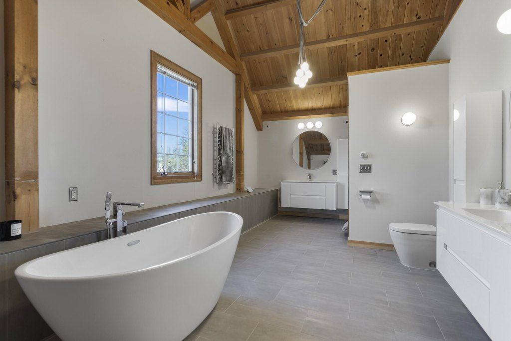 York, Maine, 03909, United States, 5 Bedrooms Bedrooms, ,3.5 BathroomsBathrooms,Residential,Forsale,1934015