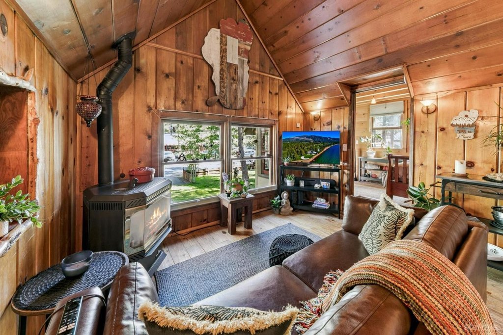 South Lake Tahoe, California, 96150, United States, 1 Bedroom Bedrooms, ,1.5 BathroomsBathrooms,Residential,Forsale,1946029