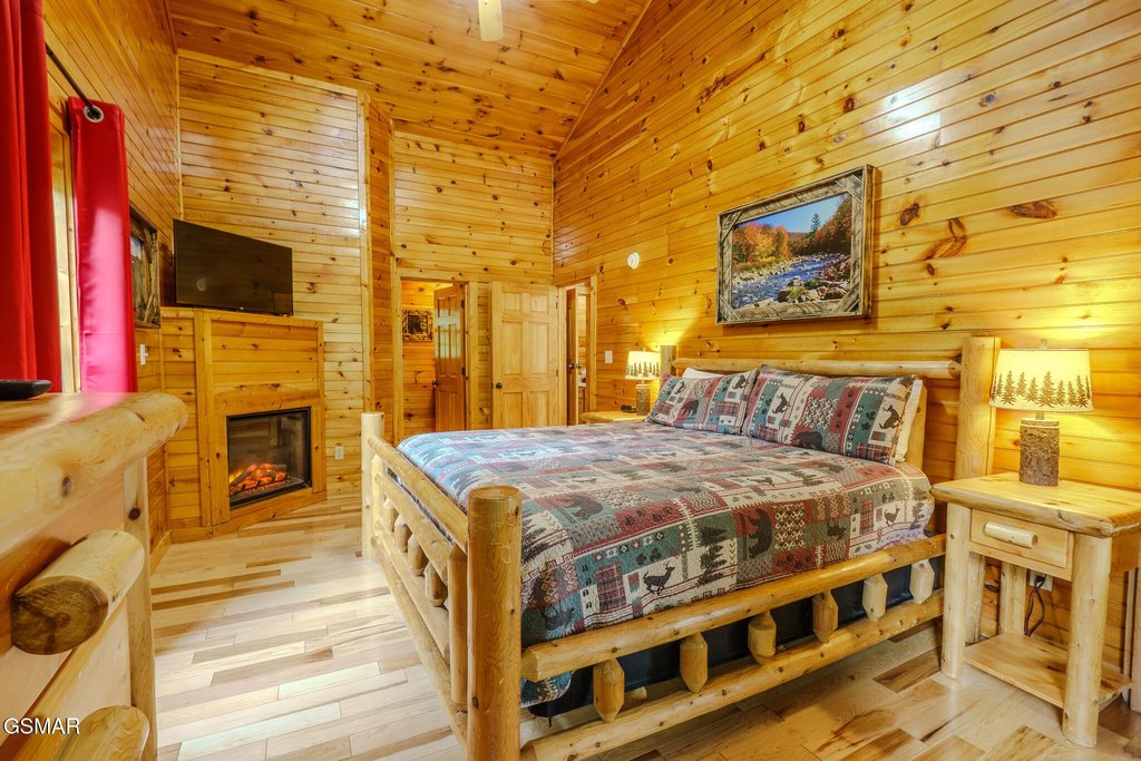 Gatlinburg, Tennessee, 37738, United States, 2 Bedrooms Bedrooms, ,2 BathroomsBathrooms,Residential,Forsale,1910202